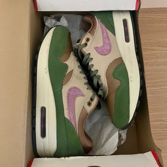 Nike - Picture 2 of 4